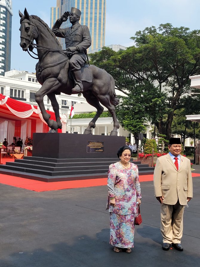 megawati dan prabowo saat peresmian patung bung karno menunggang kuda di kantor kemhan