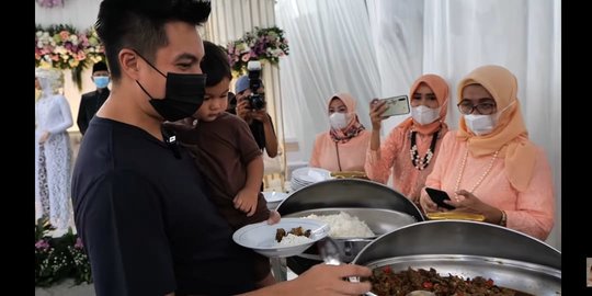 Tak Diundang, Baim Wong & Kiano Datang ke Nikahan Orang, Langsung Cari Makan