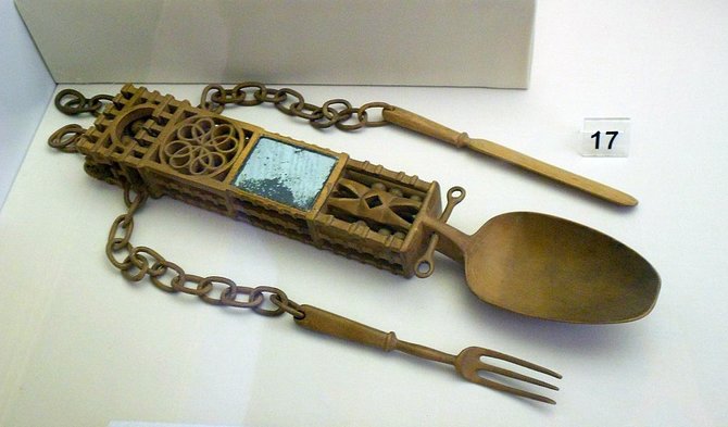 ilustrasi sendok kayu ukir