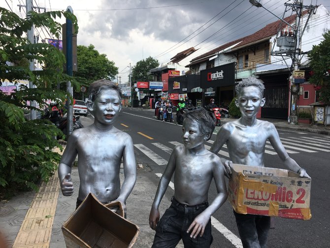 anak manusia silver di sudut jalanan jogja