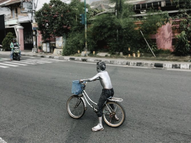 anak manusia silver di sudut jalanan jogja