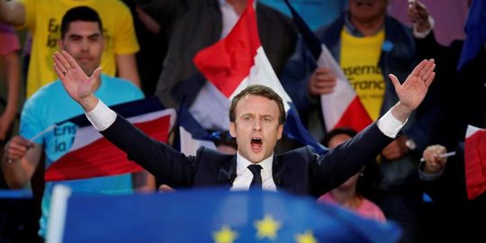 Presiden Prancis Emmanuel Macron Ditampar Seorang Pria Saat Menyapa Warga
