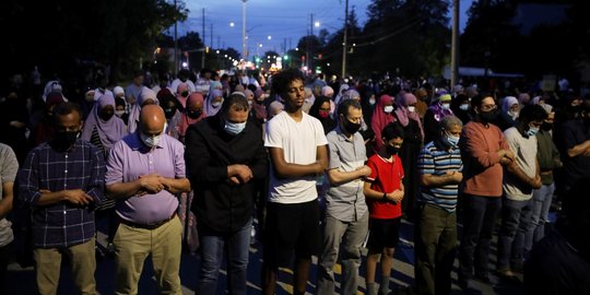 Doakan Keluarga Muslim yang Tewas Dibunuh, Warga Kanada Salat Berjemaah di Jalan