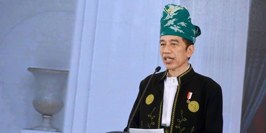 Jokowi Tinjau Vaksinasi Tenaga Pendidik hingga Pengemudi Ojek di RSUI Depok