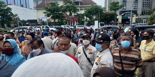 Satpol PP Bubarkan Antrean Vaksin Tanpa Jaga Jarak di Gradika Pemprov Jateng