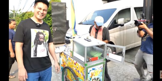 Tukang Cilok Datang Minta Kenalan, Baim Wong Borong Dagangannya & Kasih Uang Segepok
