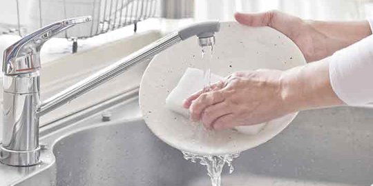 6 Bahan Pengganti Sabun Cuci Piring yang Alami dan Praktis