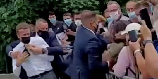 Momen Presiden Prancis Emmanuel Macron Ditampar Warga
