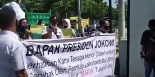 Viral Puluhan Tenaga Honorer Demo di Depan Kantor Bupati Labura, Ini Penyebabnya