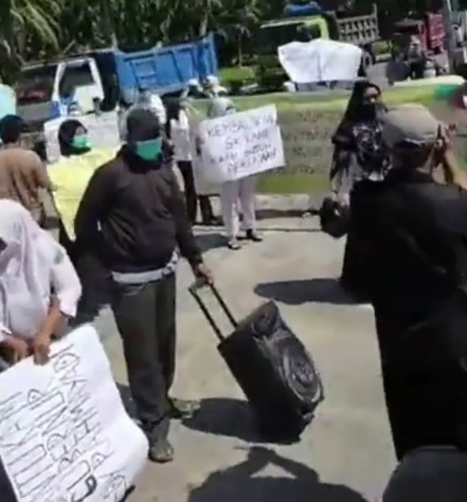 viral puluhan tenaga honorer demo di depan kantor bupati labura ini penyebabnya