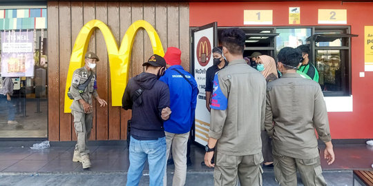 Satgas Raika Makassar Bubarkan Kerumunan Ojol Antre BTS Meal McDonald's