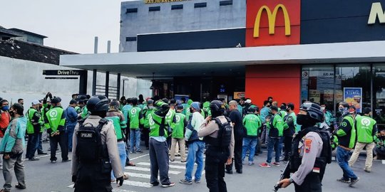 Tim Cipta Kondisi Bubarkan Kerumunan Ojol Antre BTS Meal di McDonald's Solo