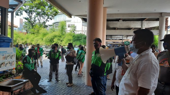 satpol pp segel lima gerai mcdonalds di semarang