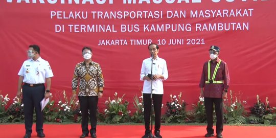 Jokowi Tinjau Pemberian Vaksin untuk 1.000 orang di Terminal Kampung Rambutan