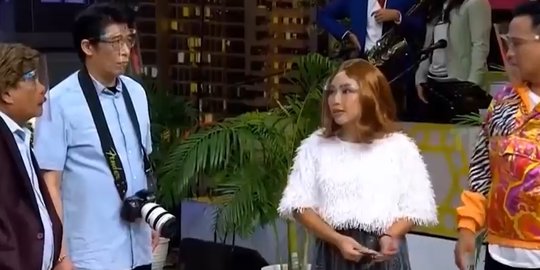 Haji Bolot Ngamuk Kepada Mpok Alpa & Anwar Karena Disenggol Saat Bernyanyi:Gua Kepret