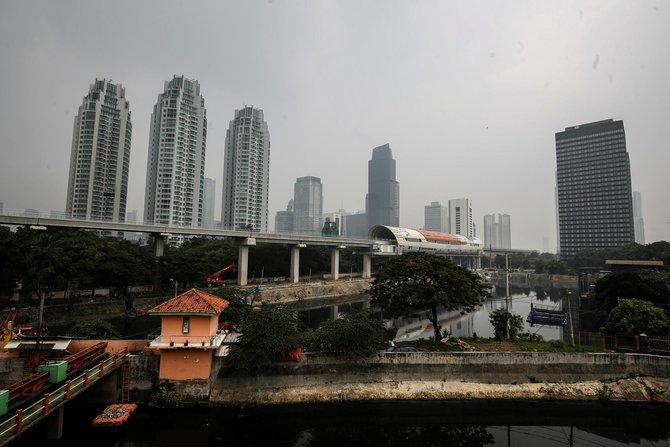 gedung bertingkat tersamar kabut polusi udara di jakarta