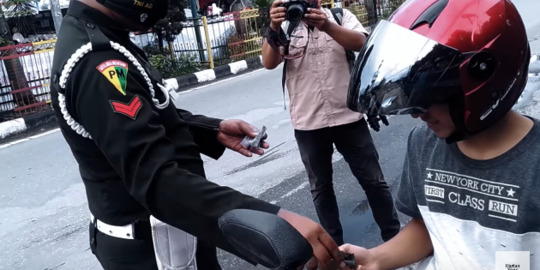 Dicegat Polisi Militer TNI karena Tak Pakai Masker, Bocah Ini Kaget Malah Diberi Uang
