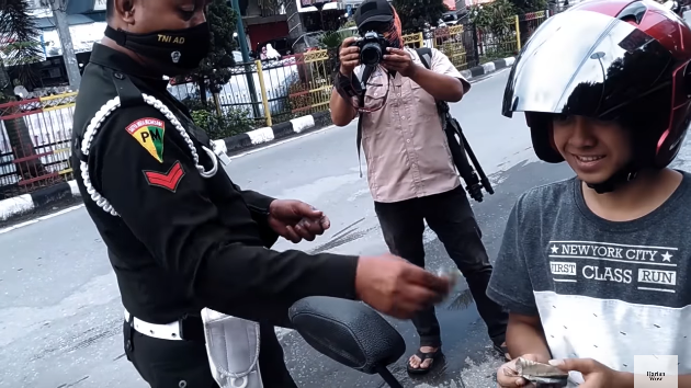 bocah kena razia tapi diberi uang polisi militer tni