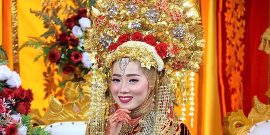 Pesona Pengantin Wanita dengan Adat Minang, Auranya Makin Terpancar