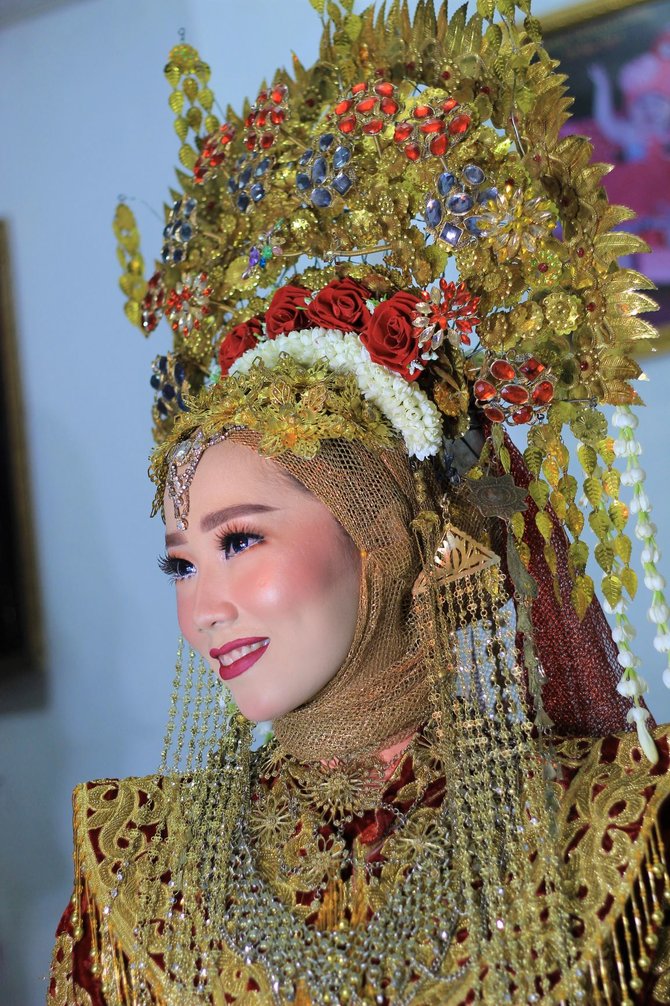 Pesona Pengantin Wanita Dengan Adat Minang Auranya Makin Terpancar