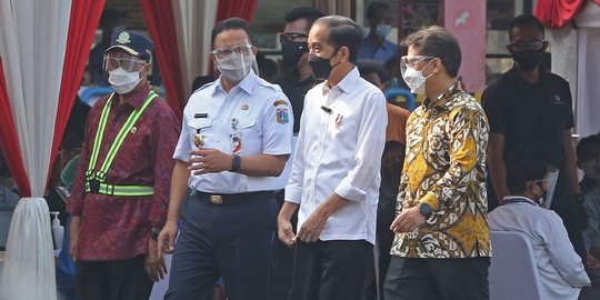Jokowi Tinjau Vaksinasi di Terminal Kampung Rambutan