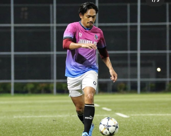 aktor bermain sepak bola
