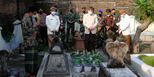 Jelang Hari Jadi Pemkot Solo ke-75, Gibran Ziarah ke Makam Mantan Wali Kota