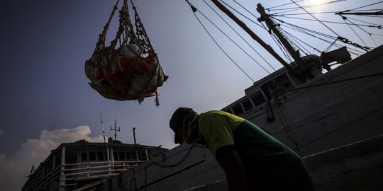 Aktivitas Pekerja Bongkar Muat Kapal di Pelabuhan Sunda Kelapa