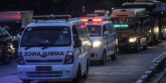 Antrean Ambulans di RSD Wisma Atlet Imbas Melonjaknya Pasien Covid-19