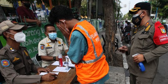 Satpol PP Razia Warga Tak Pakai Masker di Tanjung Duren