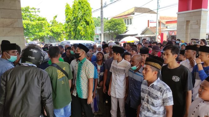 warga jemput paksa jenazah di rsd kalisat jember