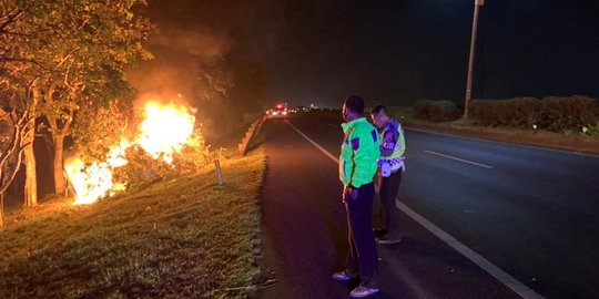 Avanza Ugal-ugalan di Bandung Berakhir Terbakar di Tol Purbaleunyi