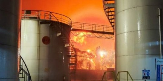 Kilang Pertamina Cilacap Terbakar saat Hujan Deras