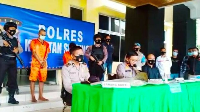 konferensi pers mayat bocah dalam karung yang merupakan korban pembunuhan di kabupaten kuantan singingi