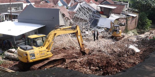 Kondisi Tanah Longsor Timpa Rumah Warga di Ciputat