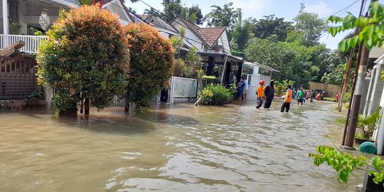 Turap Longsor di Tangsel, Air Anak Kali Angke Genangi Komplek