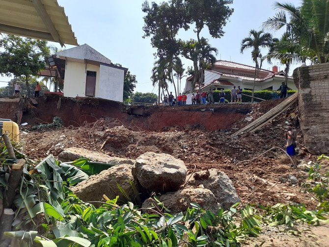 turap longsor di cipayung tangsel