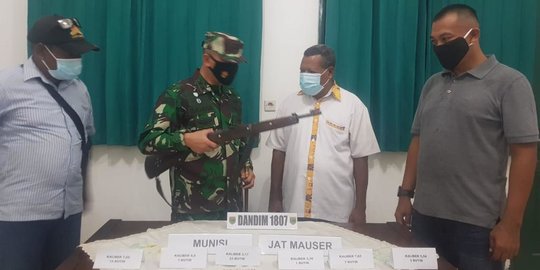 Warga Sorong Serahkan 1 Pucuk Senjata Buatan Jerman dan 49 Butir Amunisi