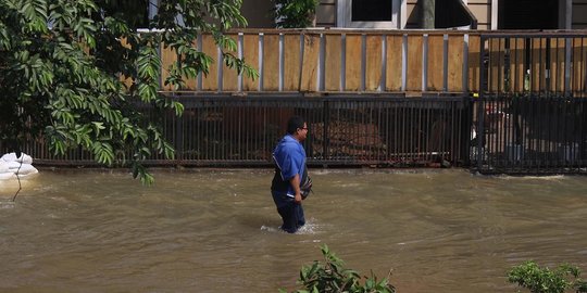 Akibat Longsor, Tanggul Kali Jebol Picu Banjir di Perumahan Ciputat