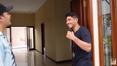 intip rumah baru arya saloka yang akan direnovasi bergaya amerika mewah dua lantai