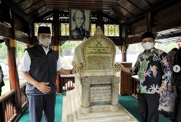 potret makam cut nyak dien srikandi aceh