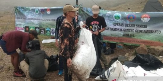 Relawan Angkut Satu Ton Sampah dari Jalur Pendakian Gunung Gede-Pangrango