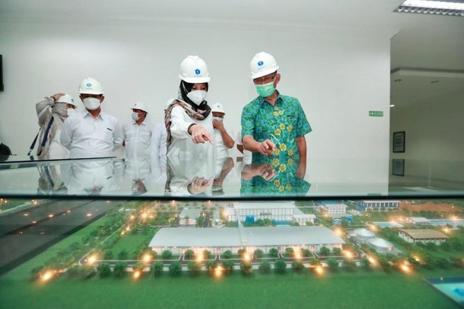 bupati banyuwangi ipuk fiestiandani cek proses produksi gula di pabrik pt industri gula glenmore