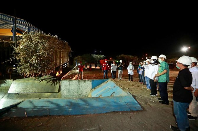 bupati banyuwangi ipuk fiestiandani cek proses produksi gula di pabrik pt industri gula glenmore