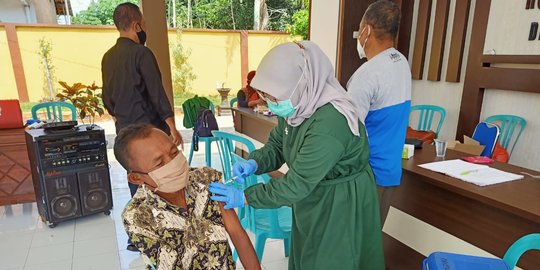 Jokowi Beri Target Vaksinasi di Jakarta 100 Ribu Orang Per Hari