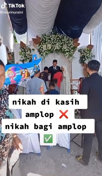 pengantin bagi bagi amplop