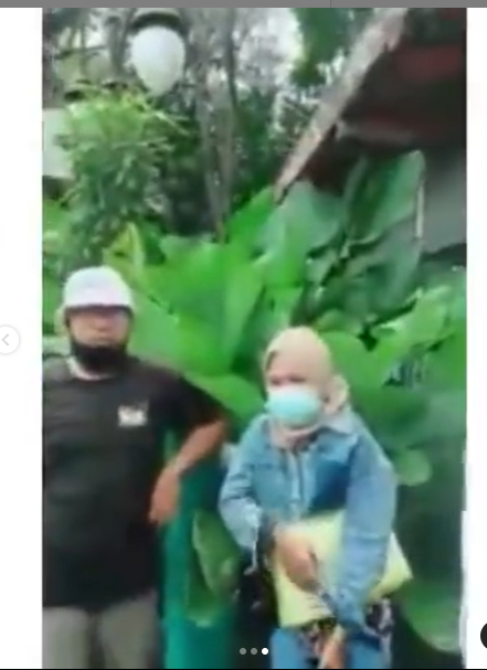 mobil berplat dinas polisi terobos lampu lalin