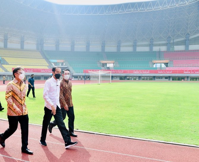 ridwan kamil mendampingi presiden jokowi meninjau vaksinasi massal di stadion candrabagha