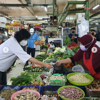 sri mulyani enjoy belanja buah dan sayuran di pasar santa