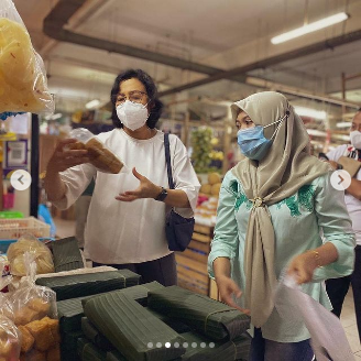 sri mulyani enjoy belanja buah dan sayuran di pasar santa